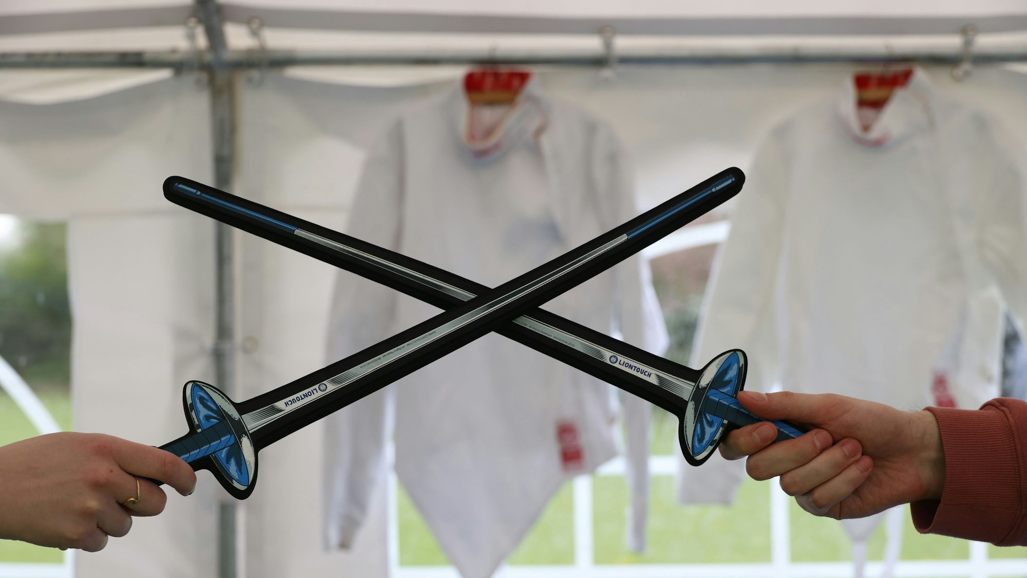 Übungsschwerter für die Kleinsten beim Schnupperfechten des TSV