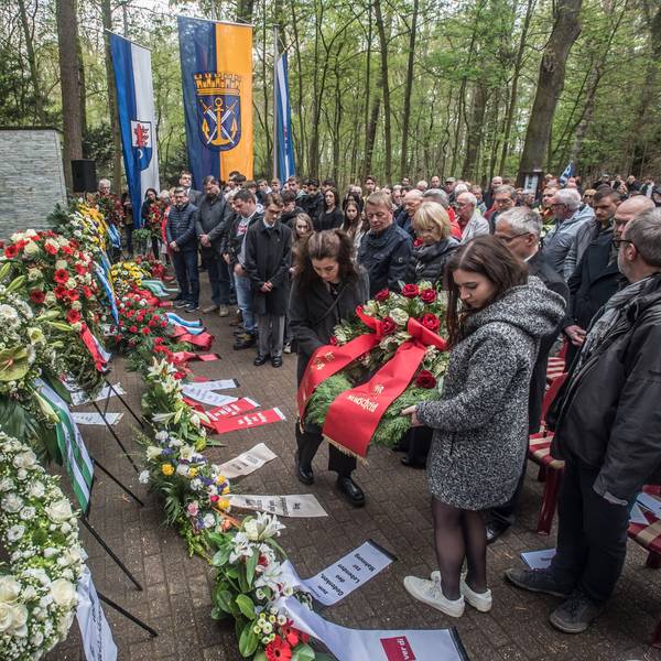 gedenkstunde am Grab der 71 Getöteten, Kränze werden niedergelegt. Foto: Ralf Krieger