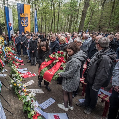 gedenkstunde am Grab der 71 Getöteten, Kränze werden niedergelegt. Foto: Ralf Krieger