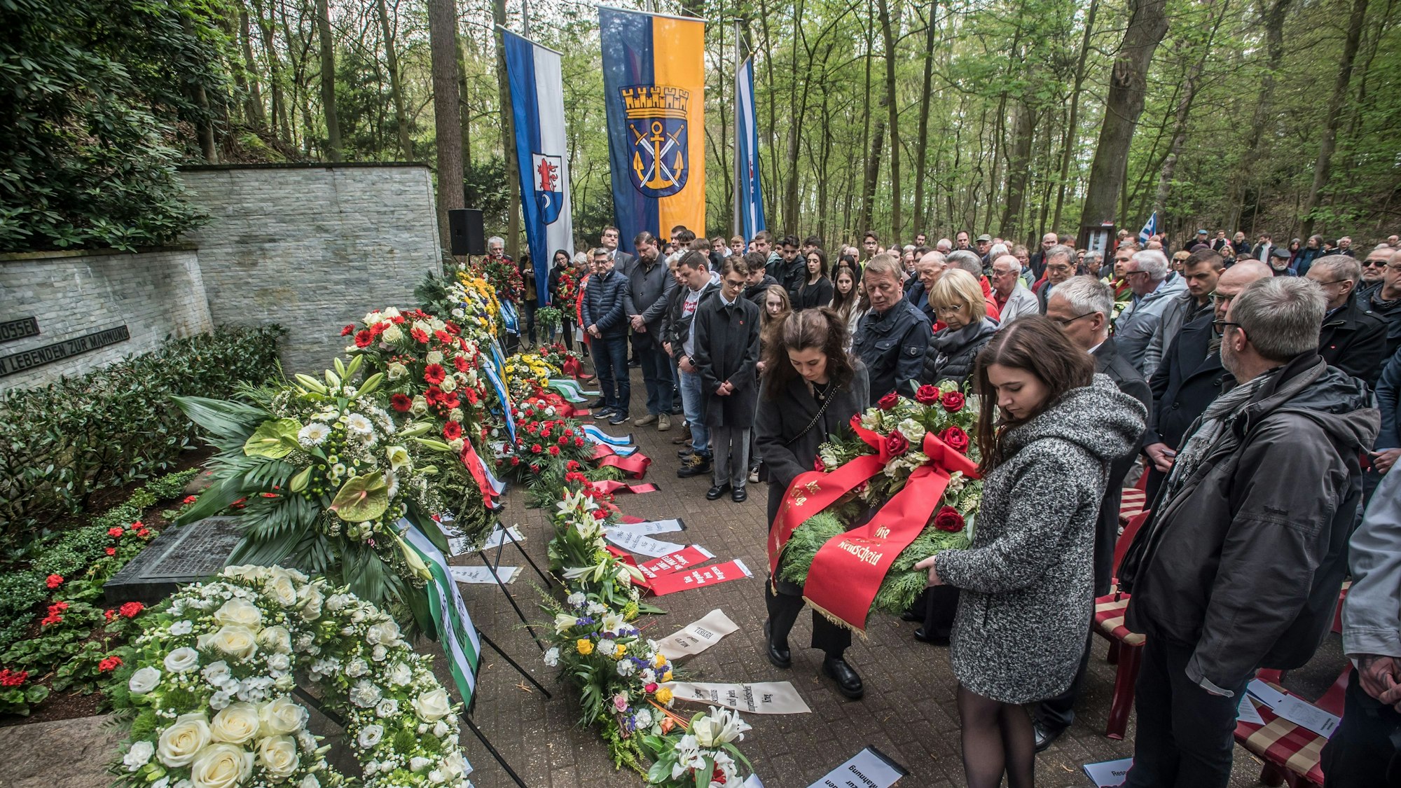 gedenkstunde am Grab der 71 Getöteten, Kränze werden niedergelegt. Foto: Ralf Krieger