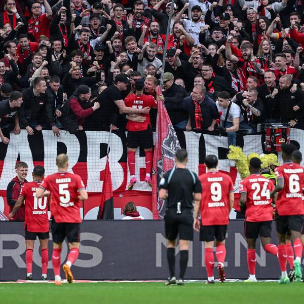 Feierten mit den Fans: die Spieler von Bayer Leverkusen beim 2:0-Heimerfolg gegen RB Leipzig.