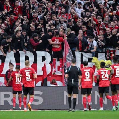Feierten mit den Fans: die Spieler von Bayer Leverkusen beim 2:0-Heimerfolg gegen RB Leipzig.