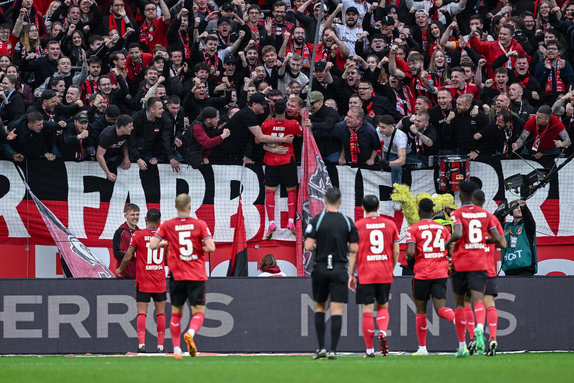 Feierten mit den Fans: die Spieler von Bayer Leverkusen beim 2:0-Heimerfolg gegen RB Leipzig.