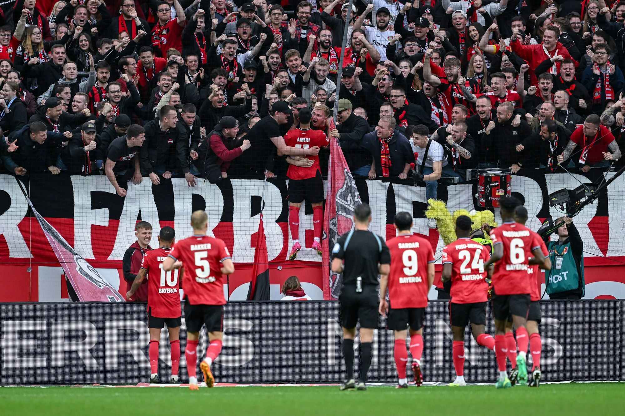 Feierten mit den Fans: die Spieler von Bayer Leverkusen beim 2:0-Heimerfolg gegen RB Leipzig.
