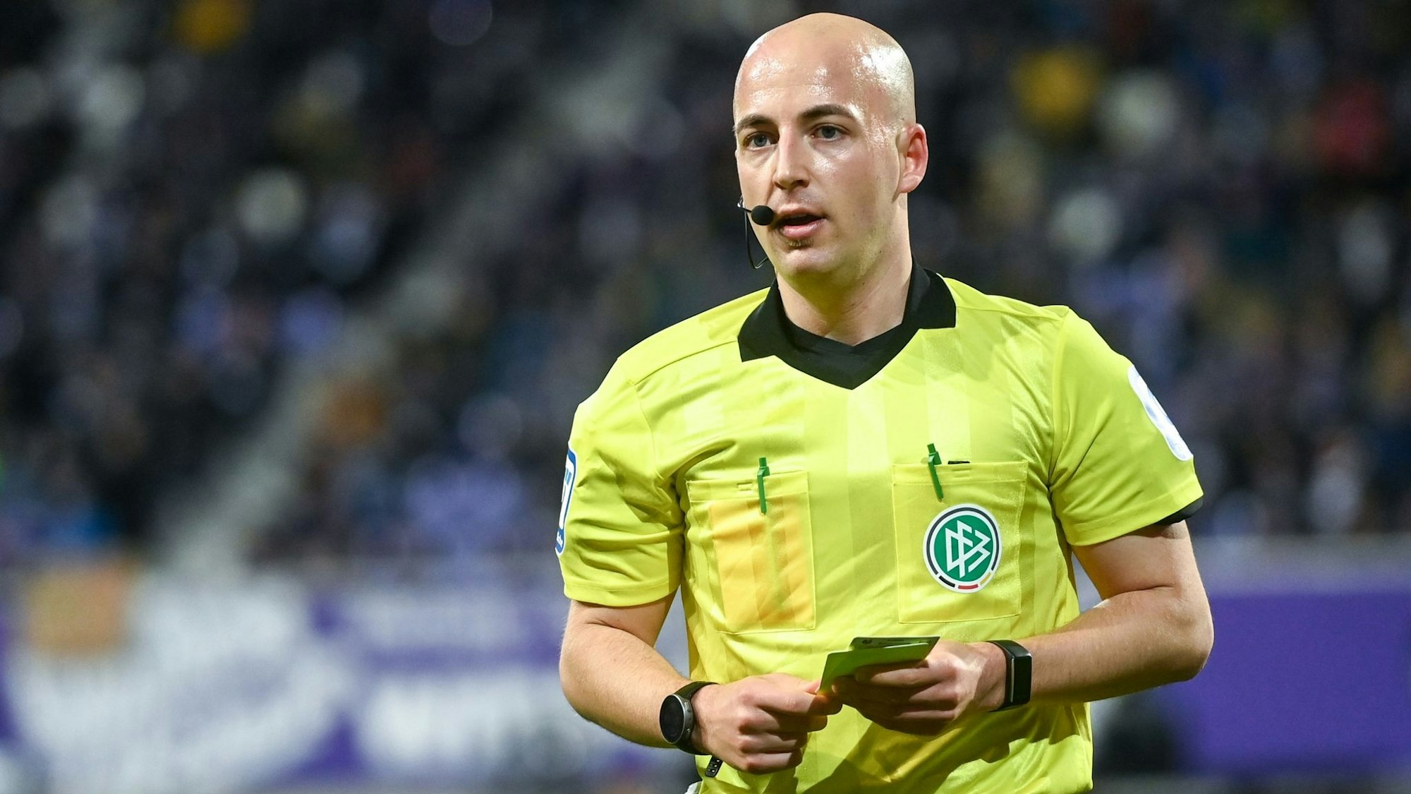 Schiedsrichter Nicolas Winter auf dem Platz.