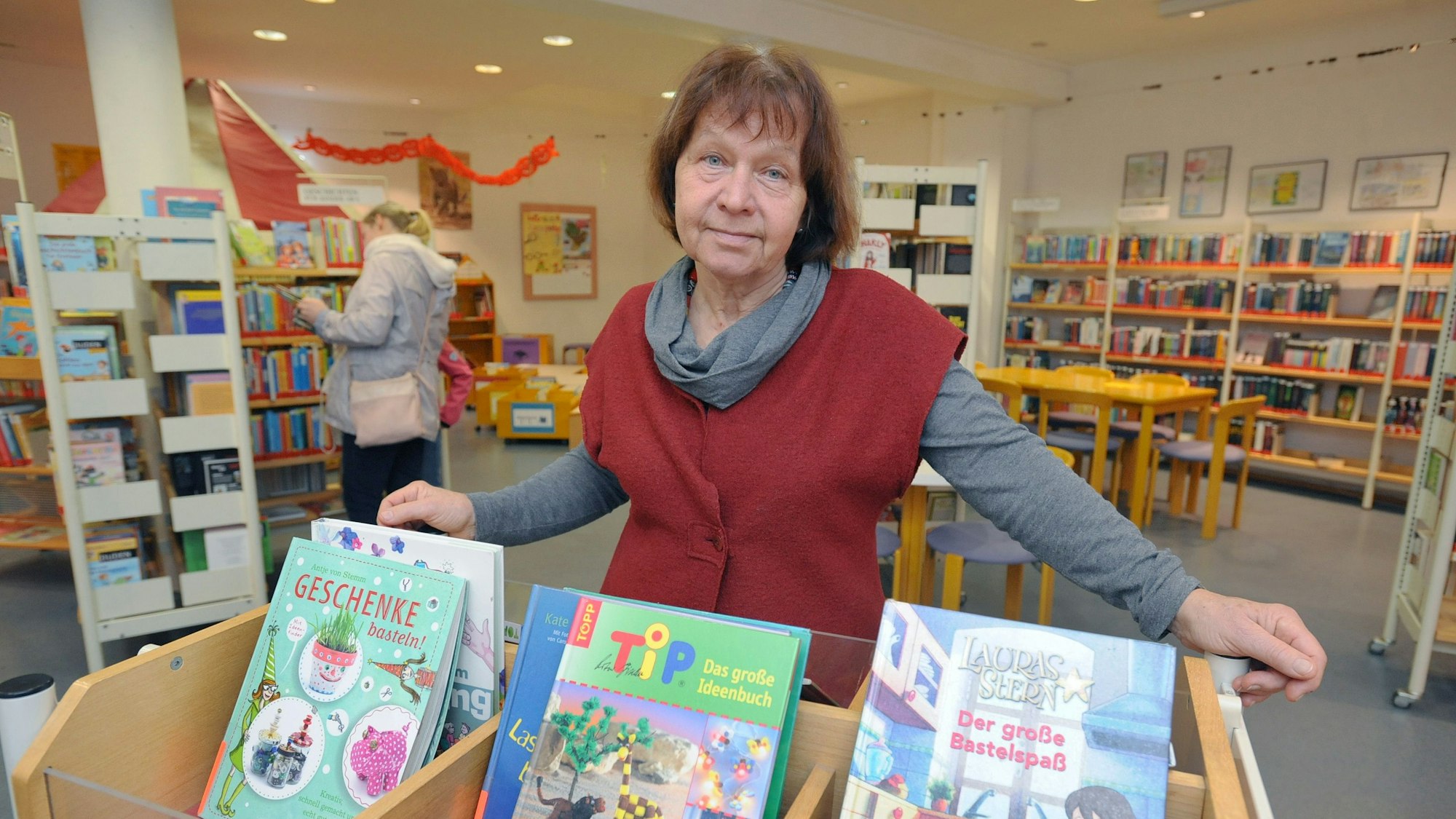 Eva Scholand ist zur Burscheiderin des Jahres 2022 gewählt worden, Szene in der Stadtbücherei