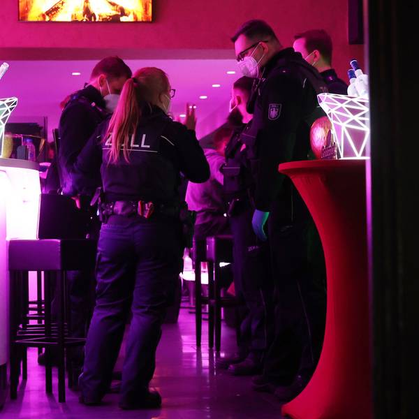 Mitarbeiter des Zolls in einer Shisha-Bar.