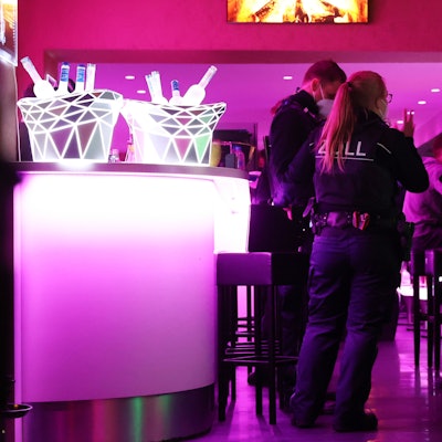 Mitarbeiter des Zolls in einer Shisha-Bar.