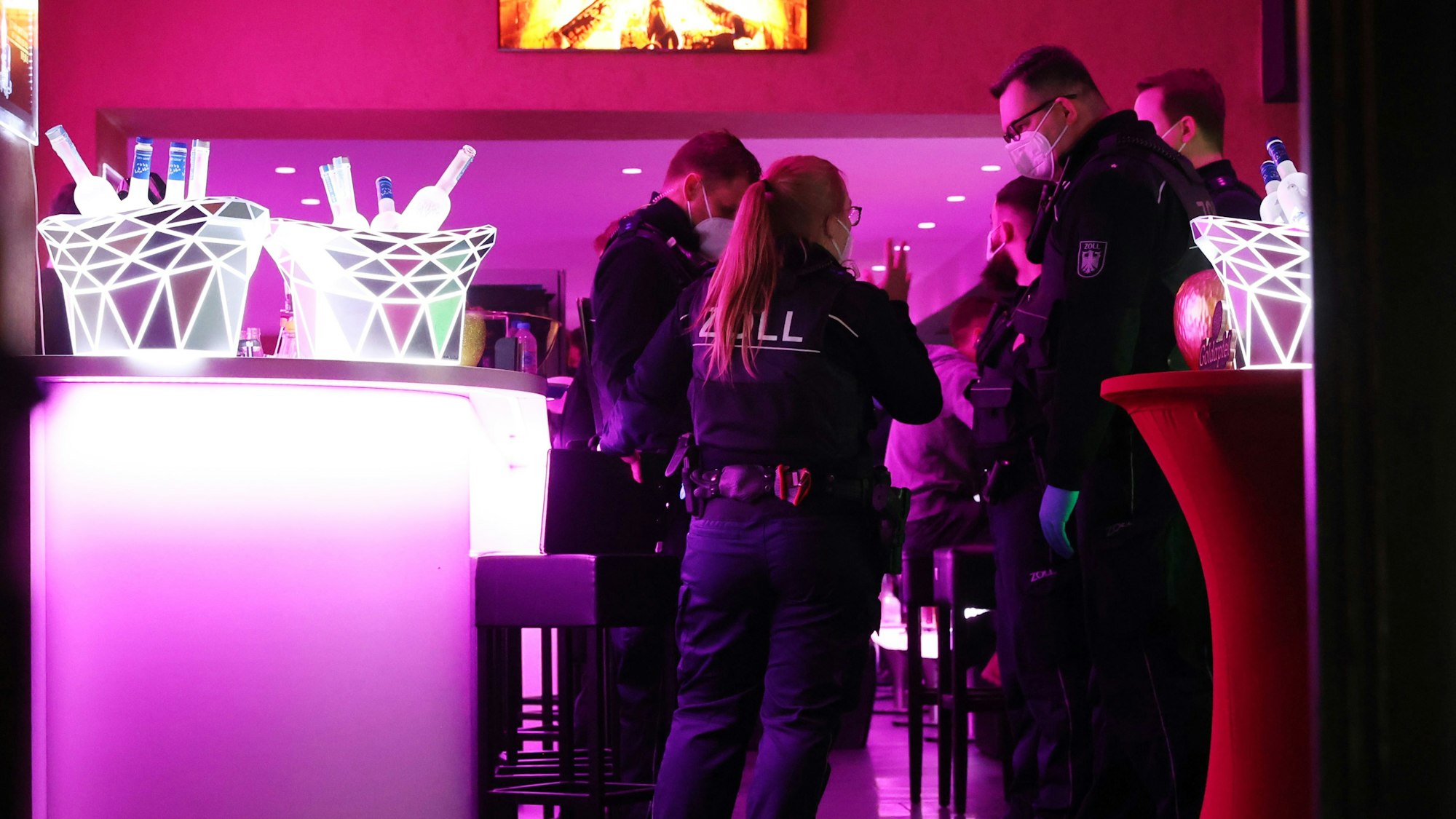 Mitarbeiter des Zolls in einer Shisha-Bar.