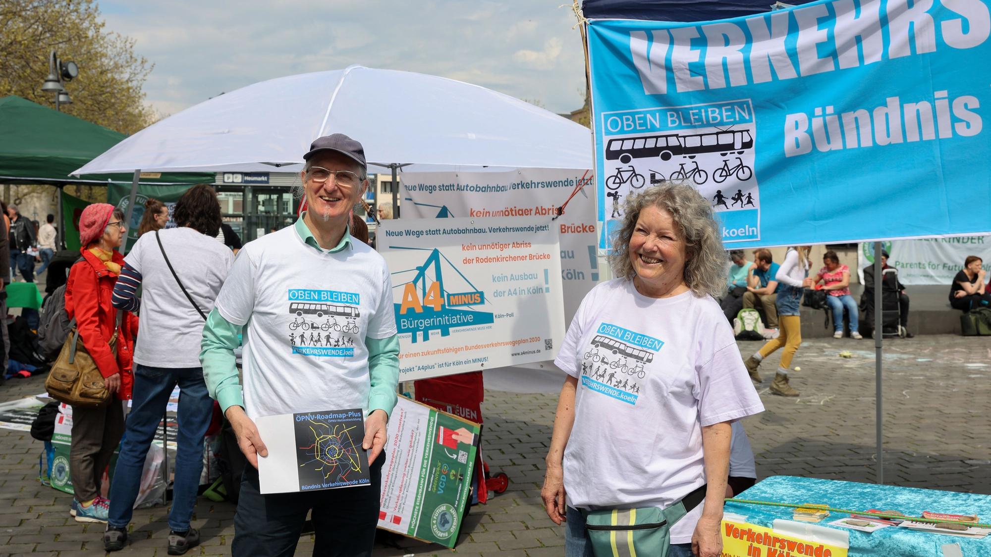 Wolf Beierling-Kemonet und Barbara Kleine vom Bündnis Verkehrswende Köln mit Infomaterial auf dem Heumarkt.