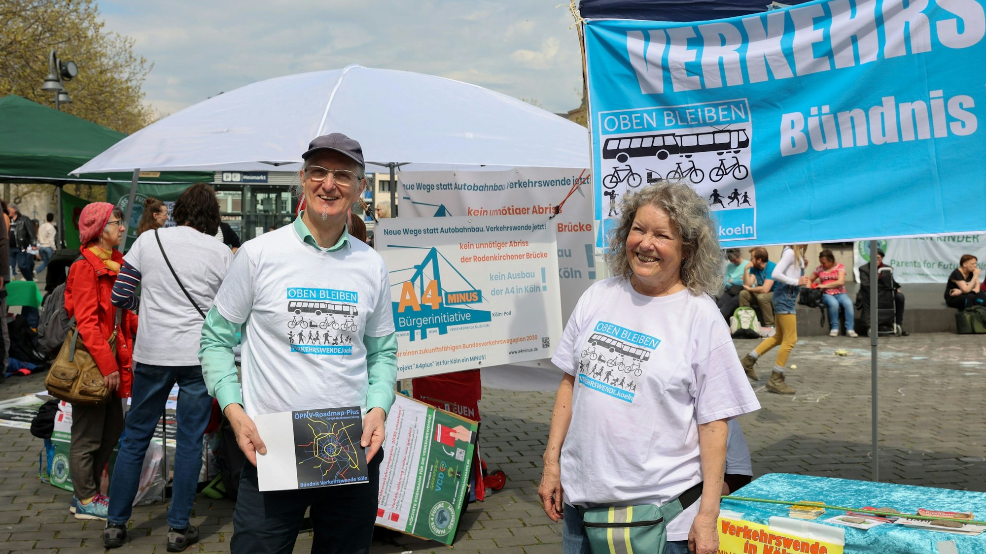 Wolf Beierling-Kemonet und Barbara Kleine vom Bündnis Verkehrswende Köln mit Infomaterial auf dem Heumarkt.