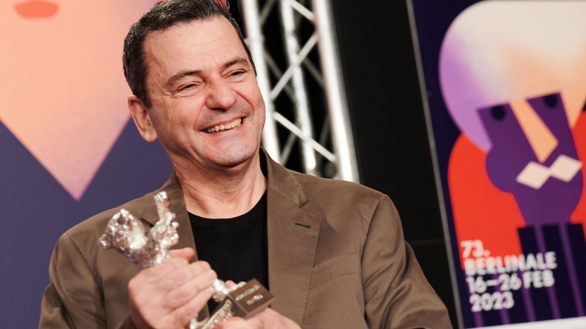 Christian Petzold hält den silbernen Bären in der Hand und freut sich.