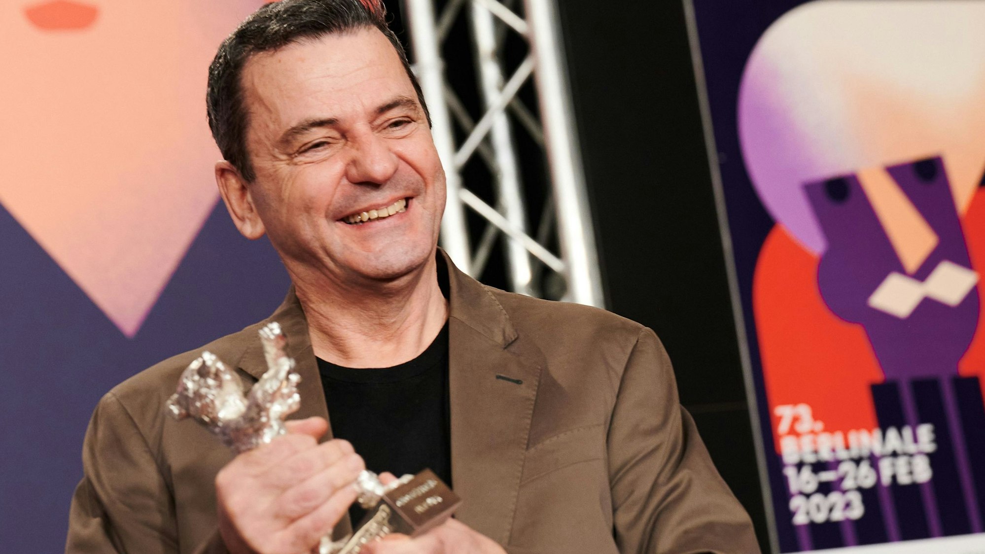 Christian Petzold hält den silbernen Bären in der Hand und freut sich.