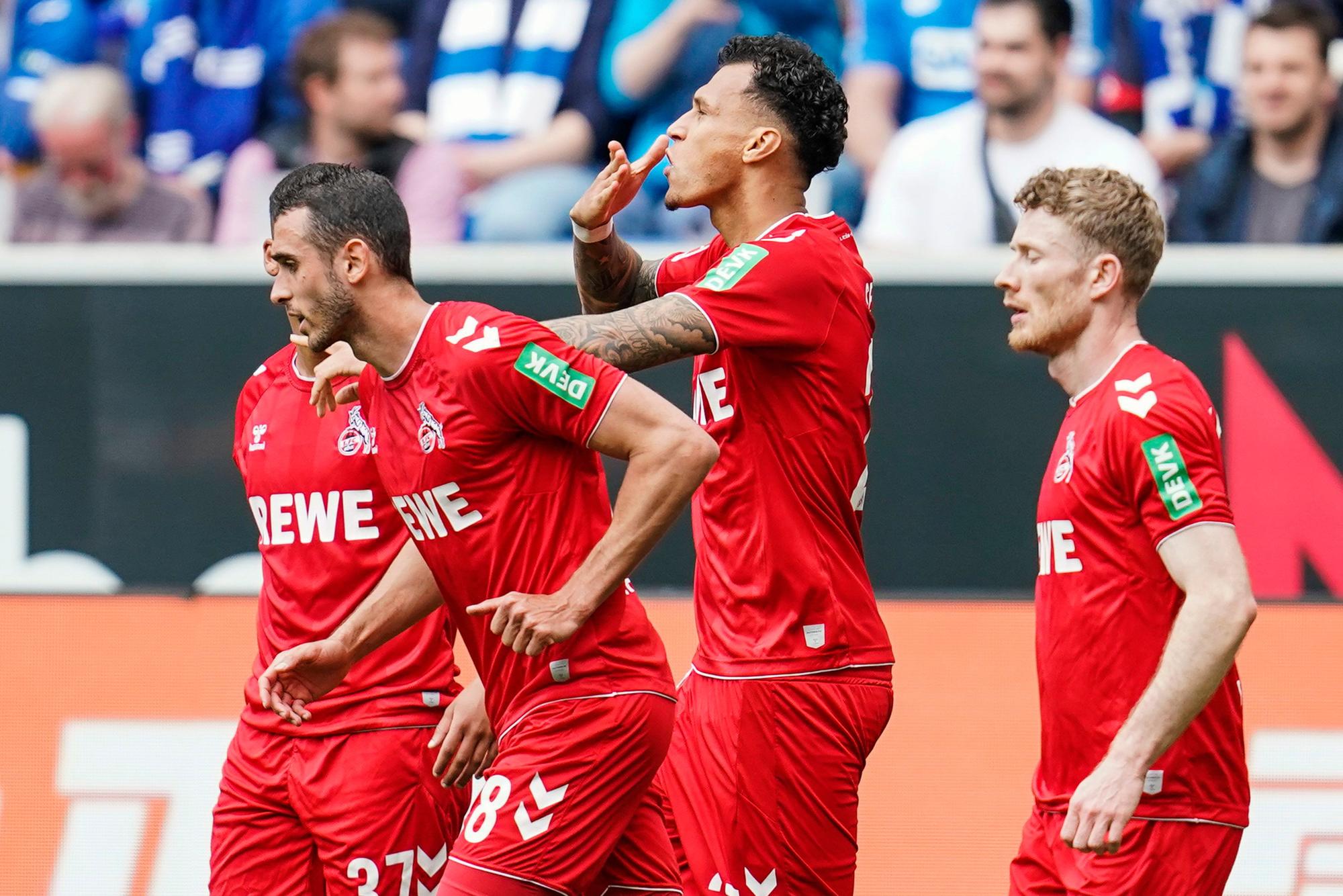 Kölns Torschütze Davie Selke (M.) jubelt mit Ellyes Skhiri (l.) und Florian Kainz über das 2:0.