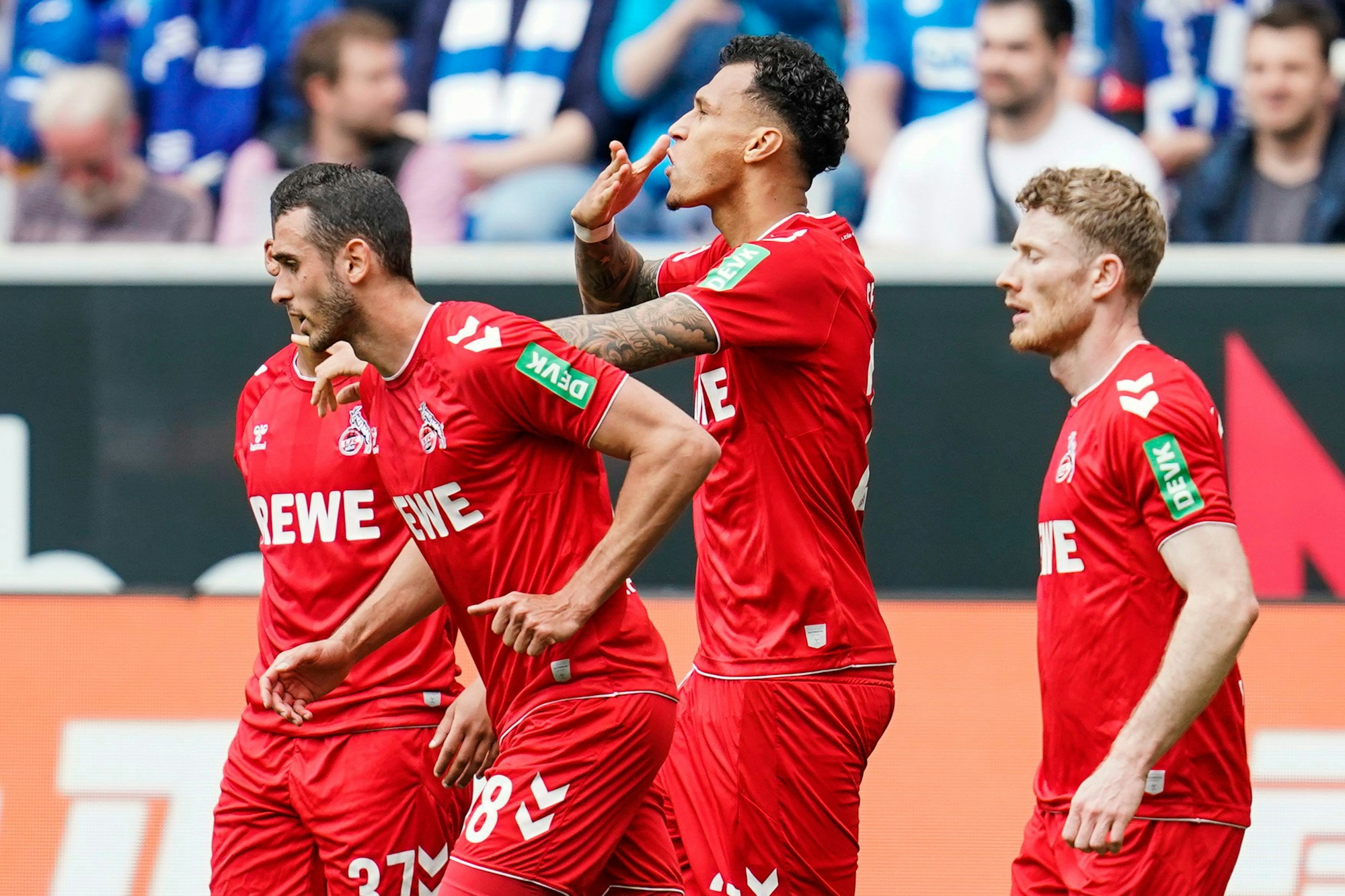 Kölns Torschütze Davie Selke (M.) jubelt mit Ellyes Skhiri (l.) und Florian Kainz über das 2:0.