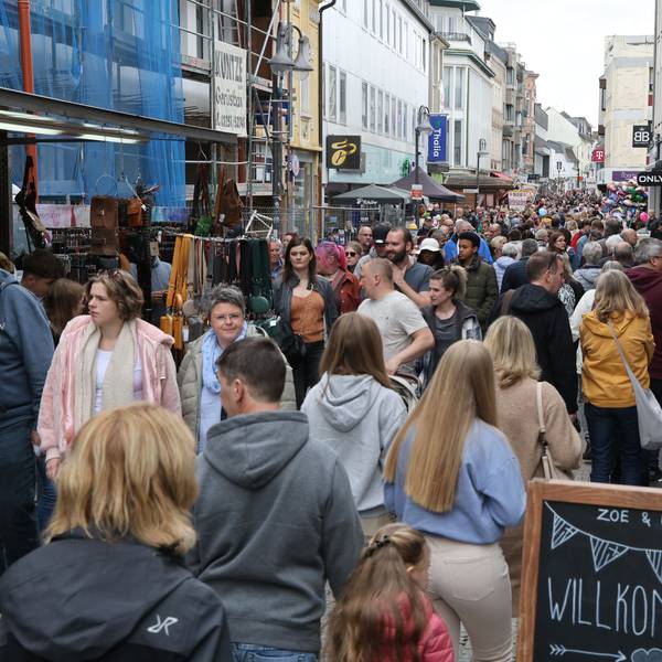 Dichtgedrängt schieben sich auf diesem Archivbild Besucher beim Stadtfest durch die Euskirchener Neustraße.