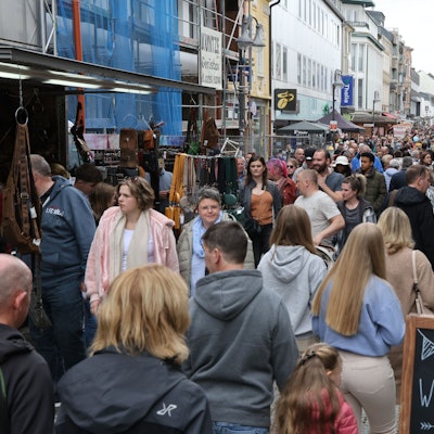 Das Foto zeigt die Menschenmassen in der Euskirchener Fußgängerzone.