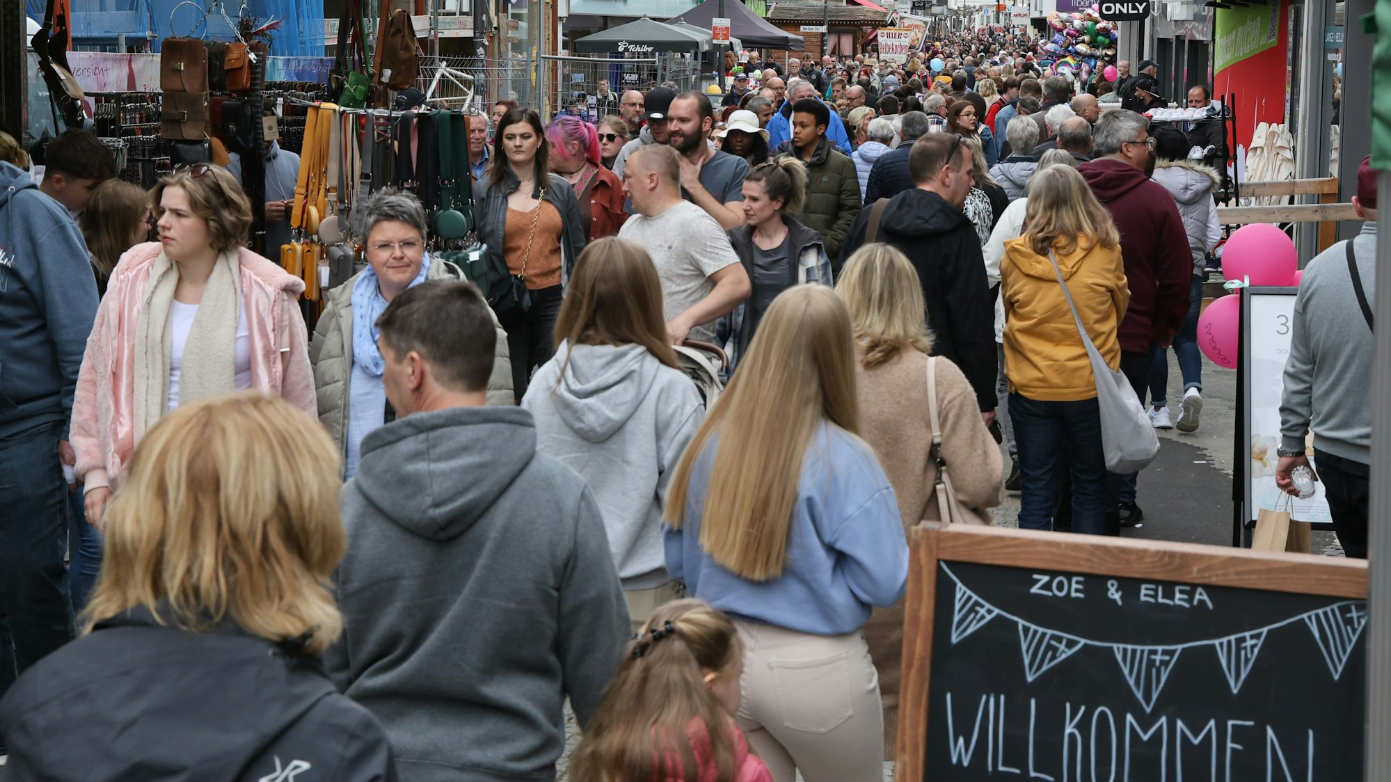 Das Foto zeigt die Menschenmassen in der Euskirchener Fußgängerzone.