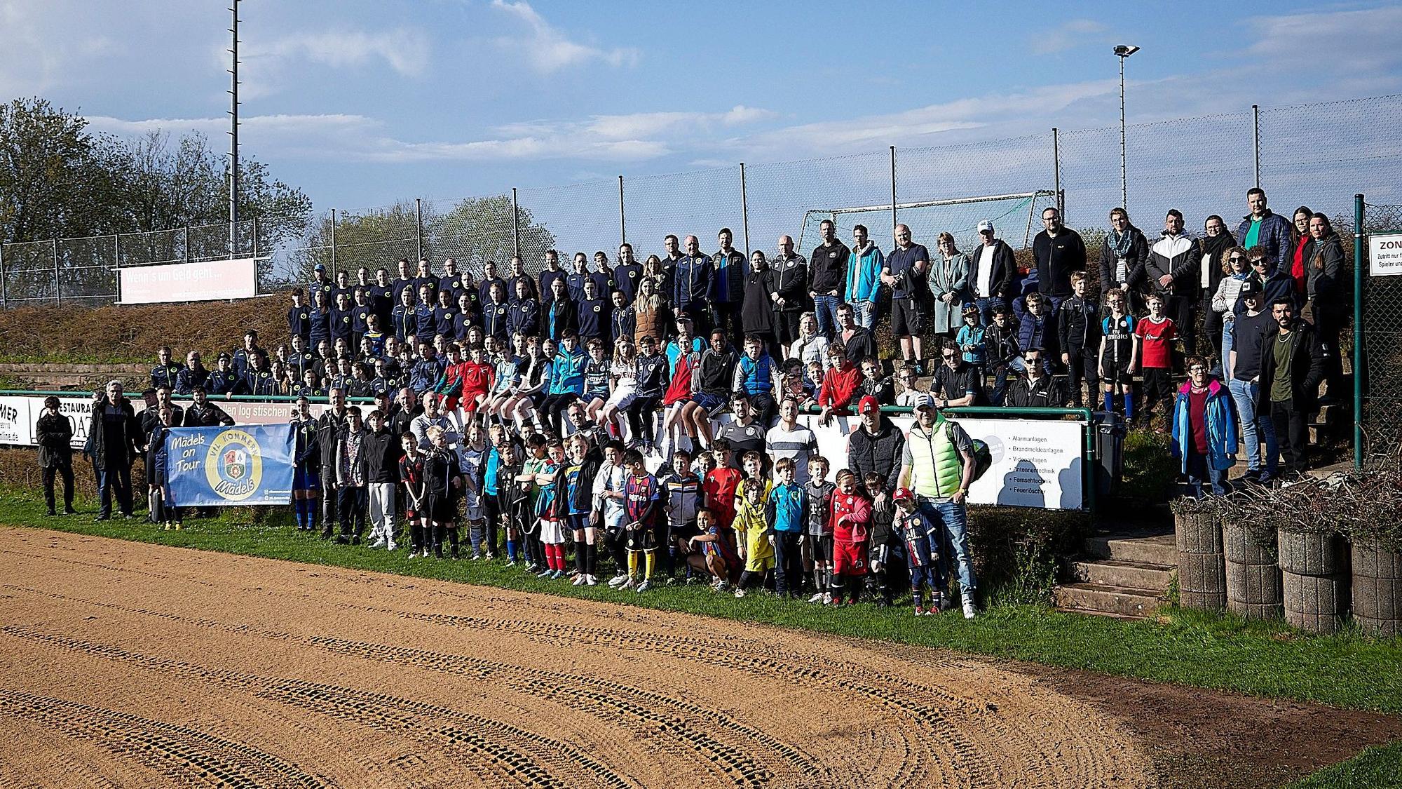Die Mitglieder des VfL stellten sich zum Erinnerungsfoto am abgefrästen Sportplatz auf.