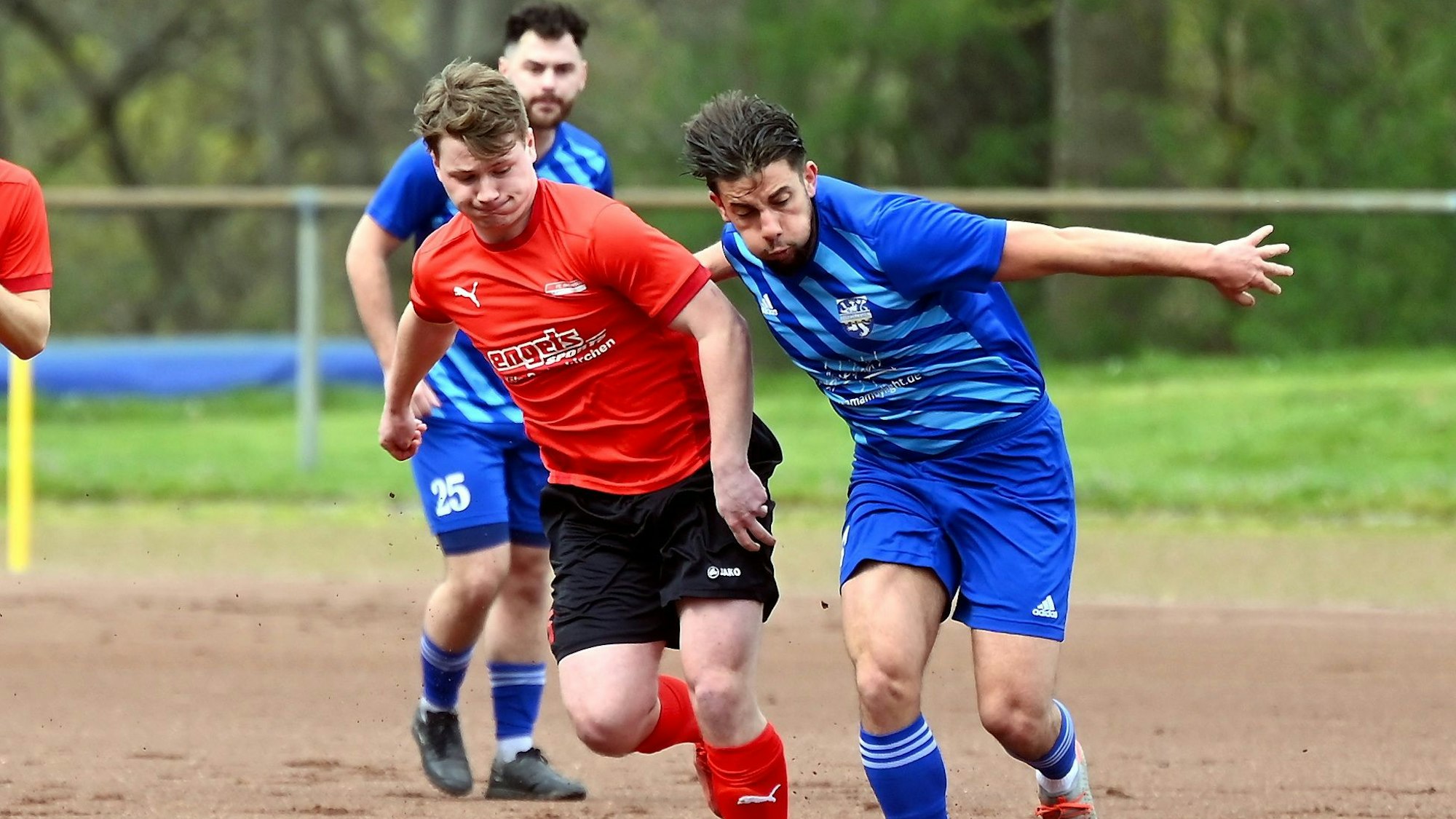 16.04.2023, Fussball-FC Leverkusen-Rhein Süd
links: Tim Scheen (Süd)
rechts: Georg Shkri (Leverkusen)
Foto: Uli Herhaus
