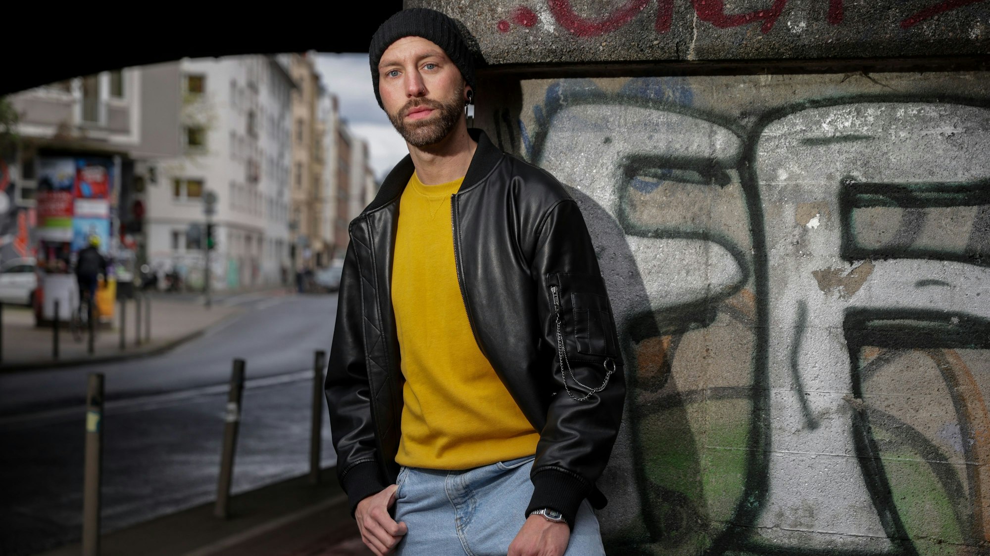 Portrait Sascha Schwartz.
Sascha Schwartz hat gesundheitliche Beeinträchtigungen nach seiner Impfung gegen das Coronavirus. Dies wird als "Post-Vac" bezeichnet.
Foto: Michael Bause