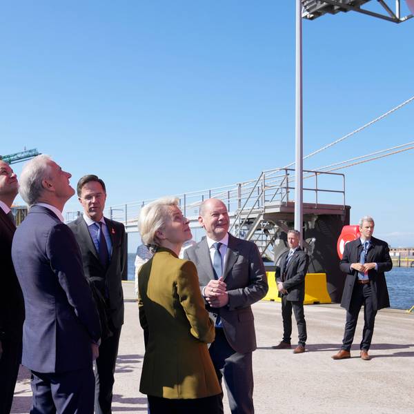 Irlands Premierminister Leo Varadkar, Norwegens Premierminister Jonas Gahr Store, der niederländische Premierminister Mark Rutte, die Präsidentin der Europäischen Kommission Ursula von der Leyen und der deutsche Bundeskanzler Olaf Scholz zeigen sich bei der Ankunft zum Nordsee-Gipfel in Ostende, Belgien, gut gelaunt.