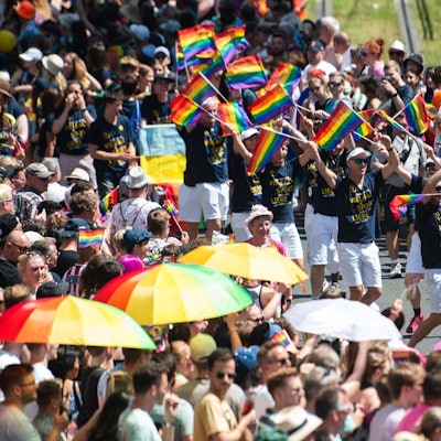 Teilnehmer einer Parade zum Christopher Street Day (CSD) ziehen durch die Stadt.
