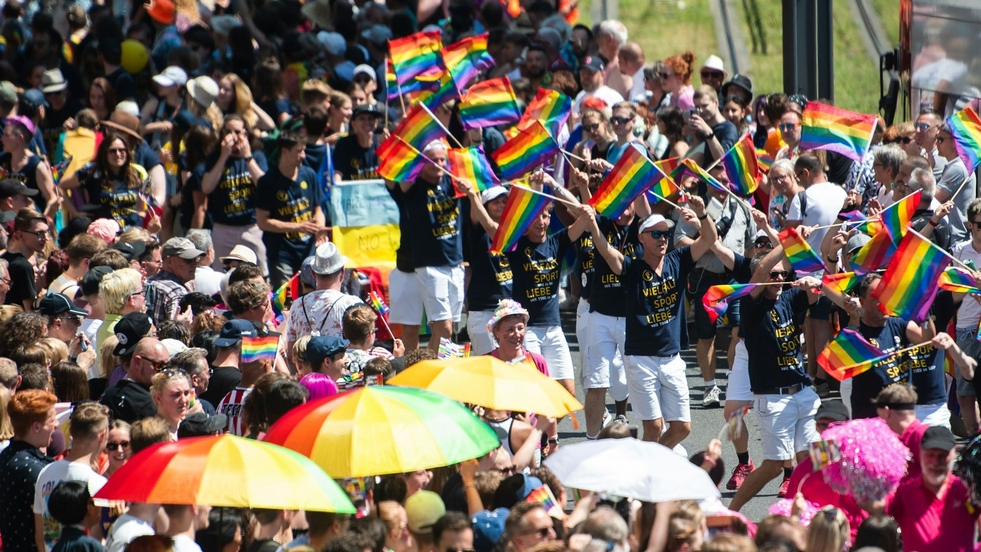 Teilnehmer einer Parade zum Christopher Street Day (CSD) ziehen durch die Stadt.