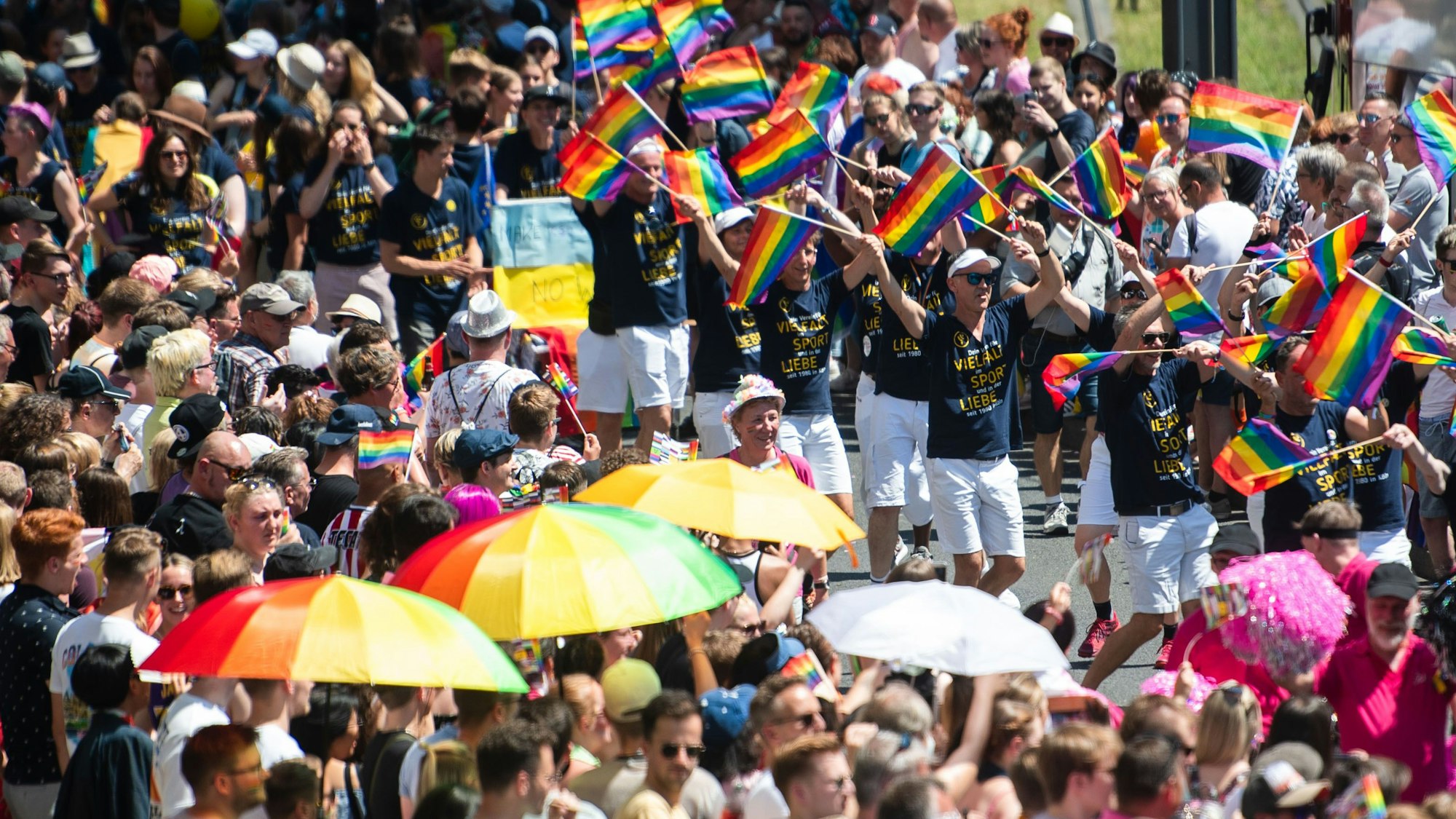 Teilnehmer einer Parade zum Christopher Street Day (CSD) ziehen durch die Stadt.