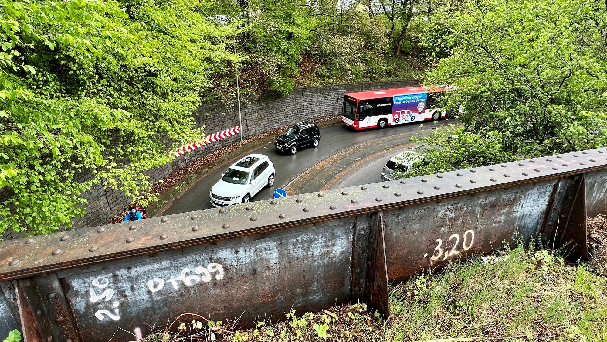 Stau vor dem Eisenbahn-Tunnel Lützenkircehner Straße Opladen
