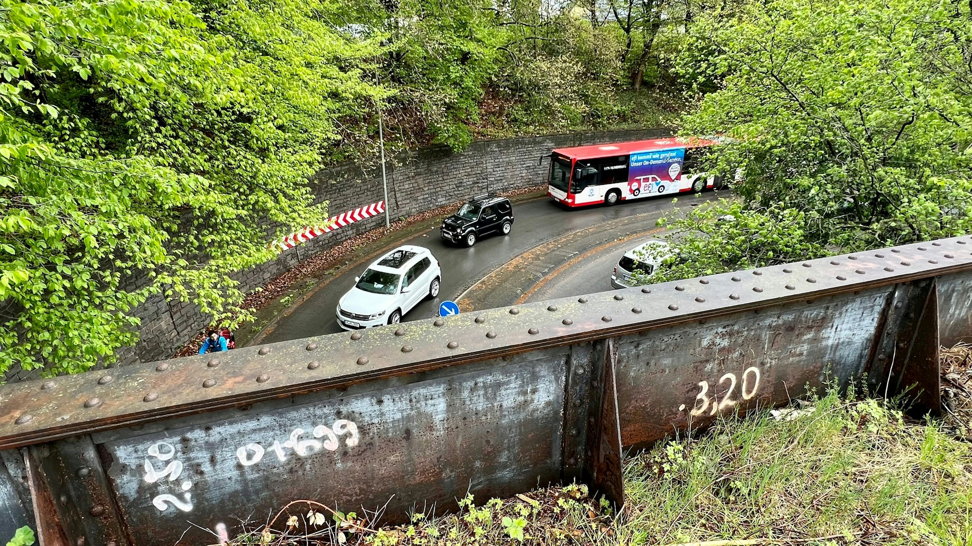 Stau vor dem Eisenbahn-Tunnel Lützenkircehner Straße Opladen