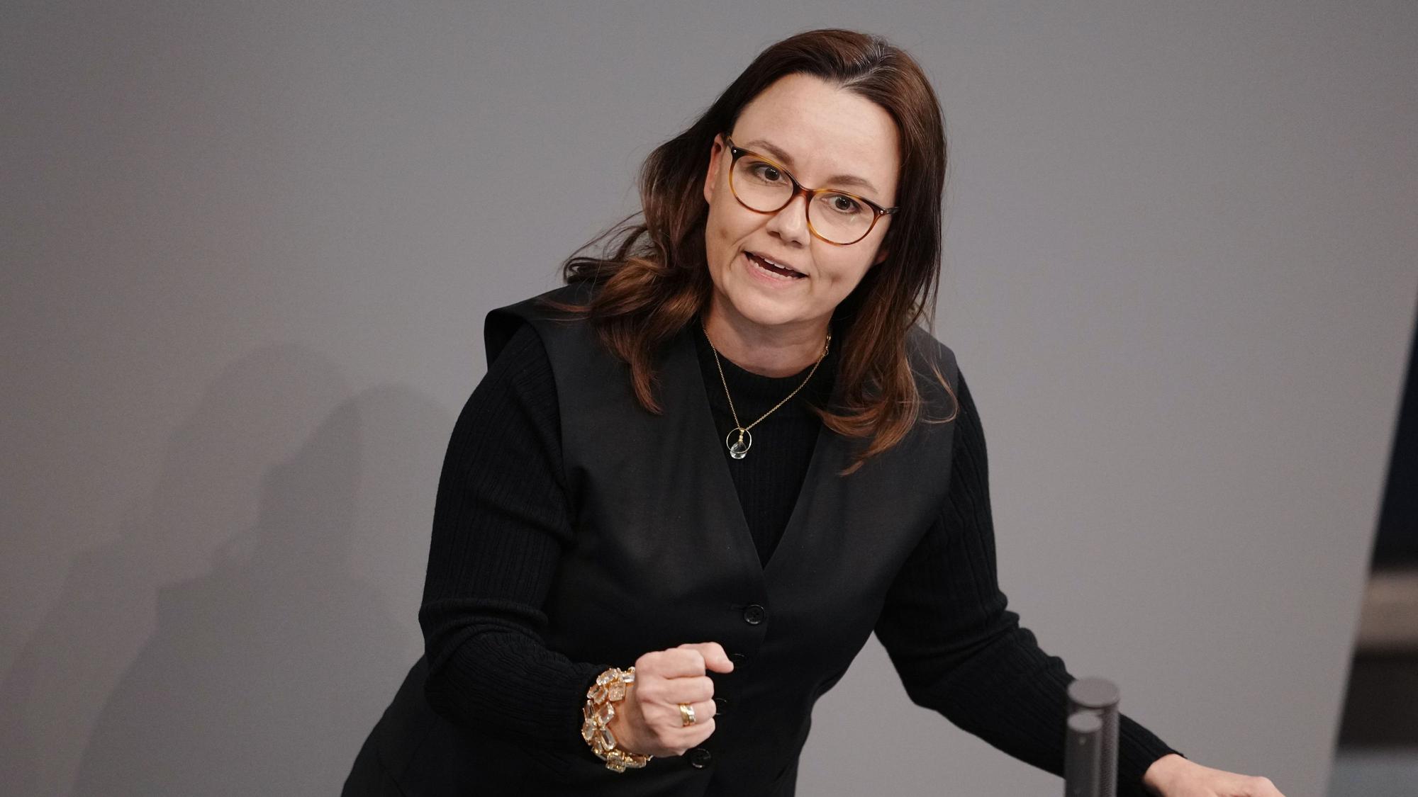 Michelle Müntefering (SPD) spricht im Bundestag in einer Aktuellen Stunde. Sie trägt einen dunklen Anzug und eine Halskette mit rundem Anhänger.