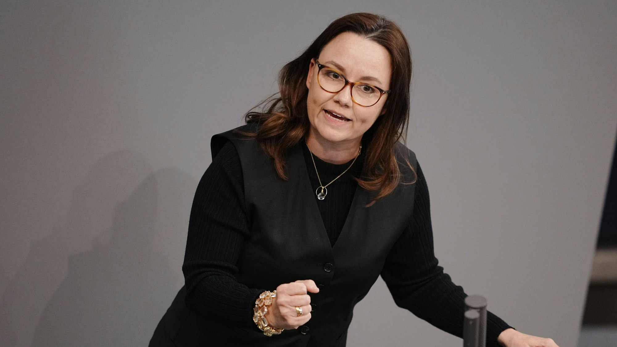 Michelle Müntefering (SPD) spricht im Bundestag in einer Aktuellen Stunde. Sie trägt einen dunklen Anzug und eine Halskette mit rundem Anhänger.