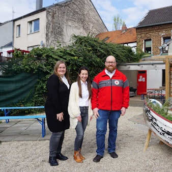 Karoline July (v.l.), Angelika Heinrich und Boris Brandhoff stellen das DRK-Integrationsprojekt "Wilkommen! Starke Netzwerke für Geflüchtete aus der Ukraine" vor.