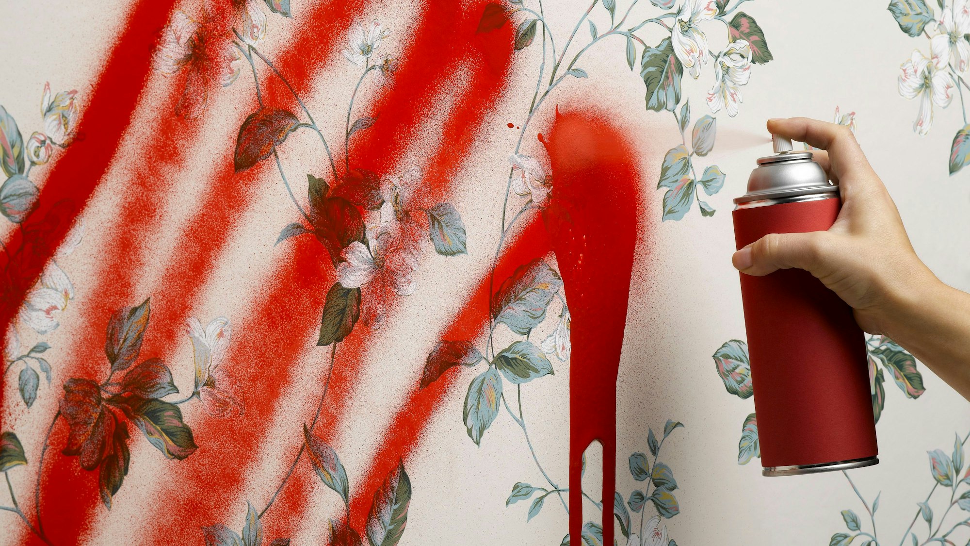 Mit roter Sprühfarbe sollen „Einbrecher“ großes Chaos beim Angeklagten angerichtet haben.