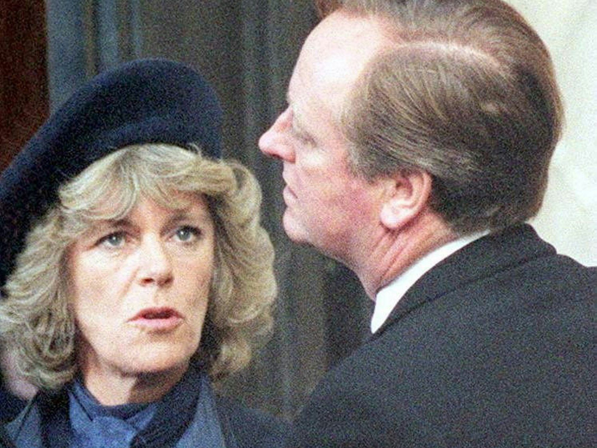 Camilla Parker Bowles und ihr damaliger Ehemann Andrew nur wenige Monate vor ihrer Scheidung. Sie reden miteinander.