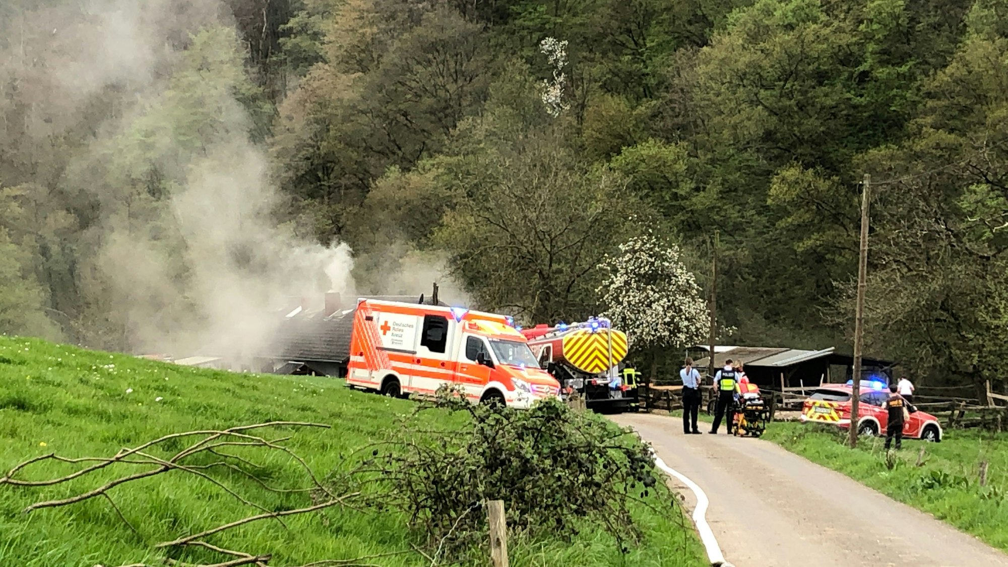 Feuerwehr und Rettungsdienst im Einsatz.