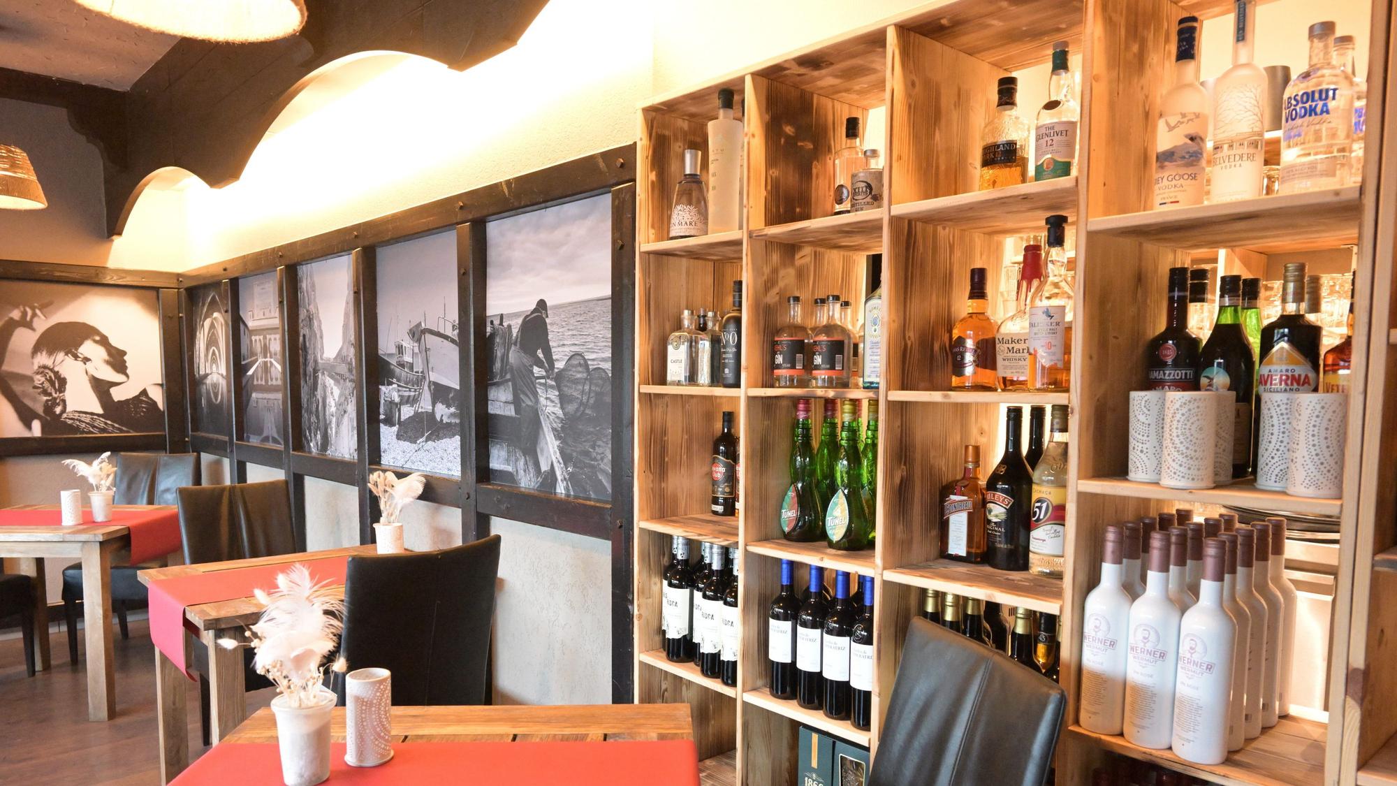 Ein Weinregal steht im Restaurant.