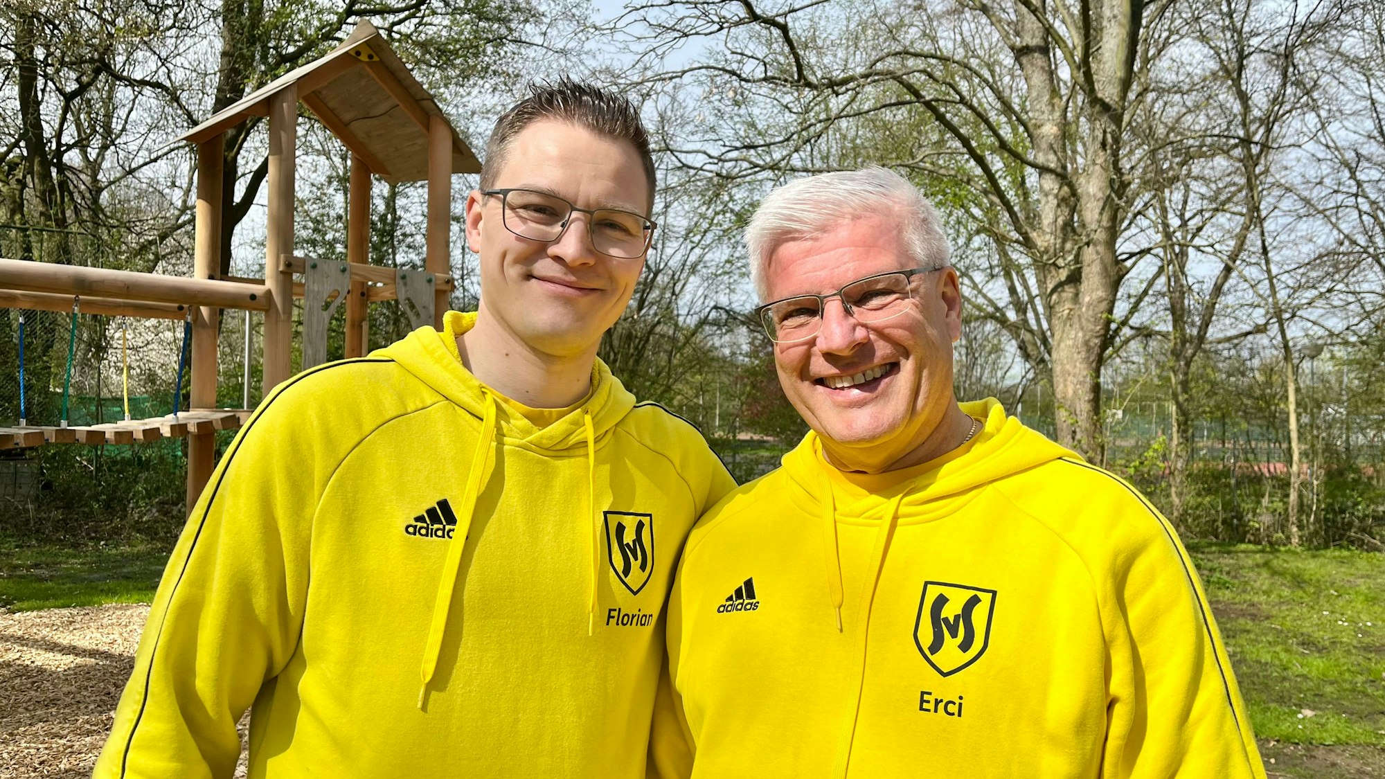 Florian Richter und Ercihan Kurt auf dem Spielplatz
