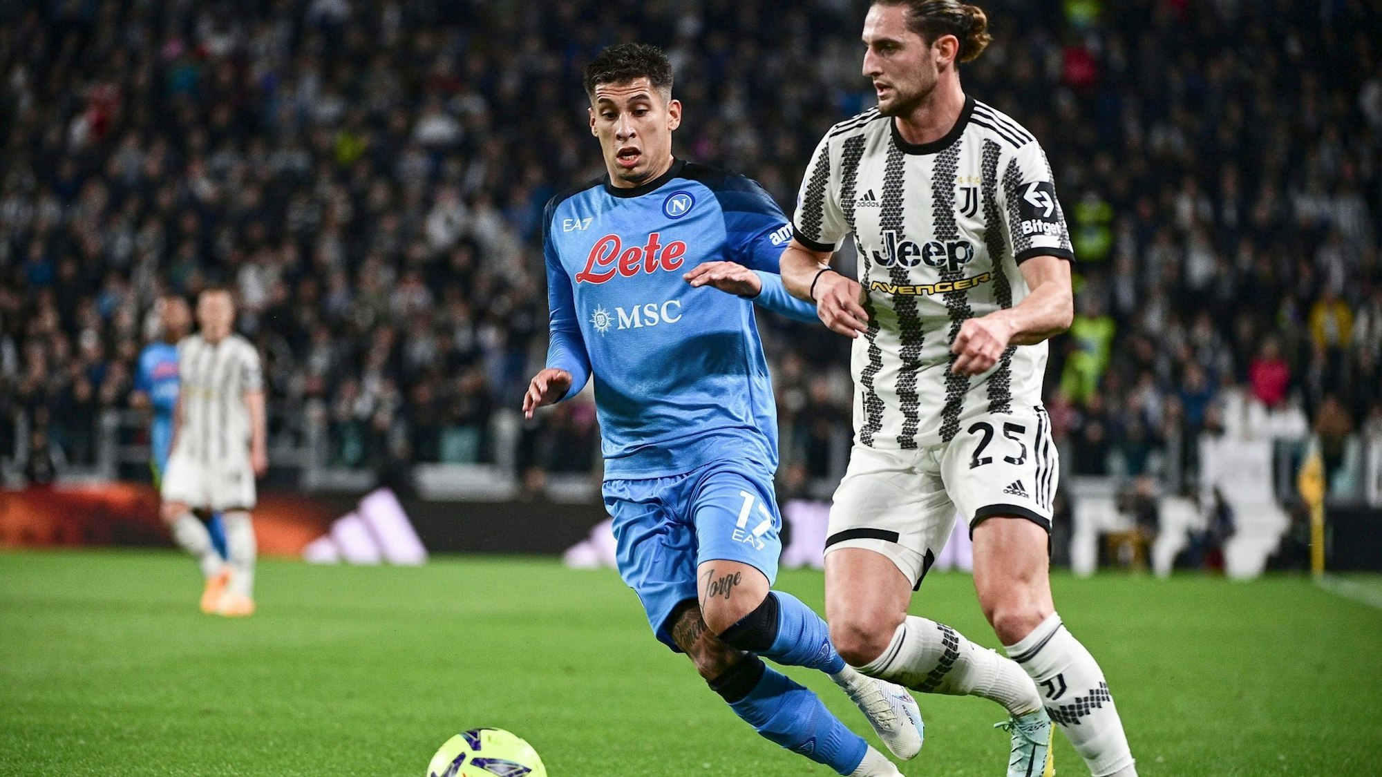 Mathias Olivera (l) vom SSC Neapel im Zweikampf mit Juves Adrien Rabiot.