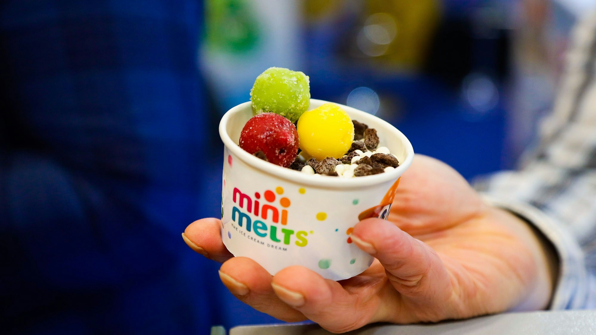 Kölner Süßwarenmesse: Mini-Melts-Eis wird mithilfe der Kryogentechnik hergestellt.