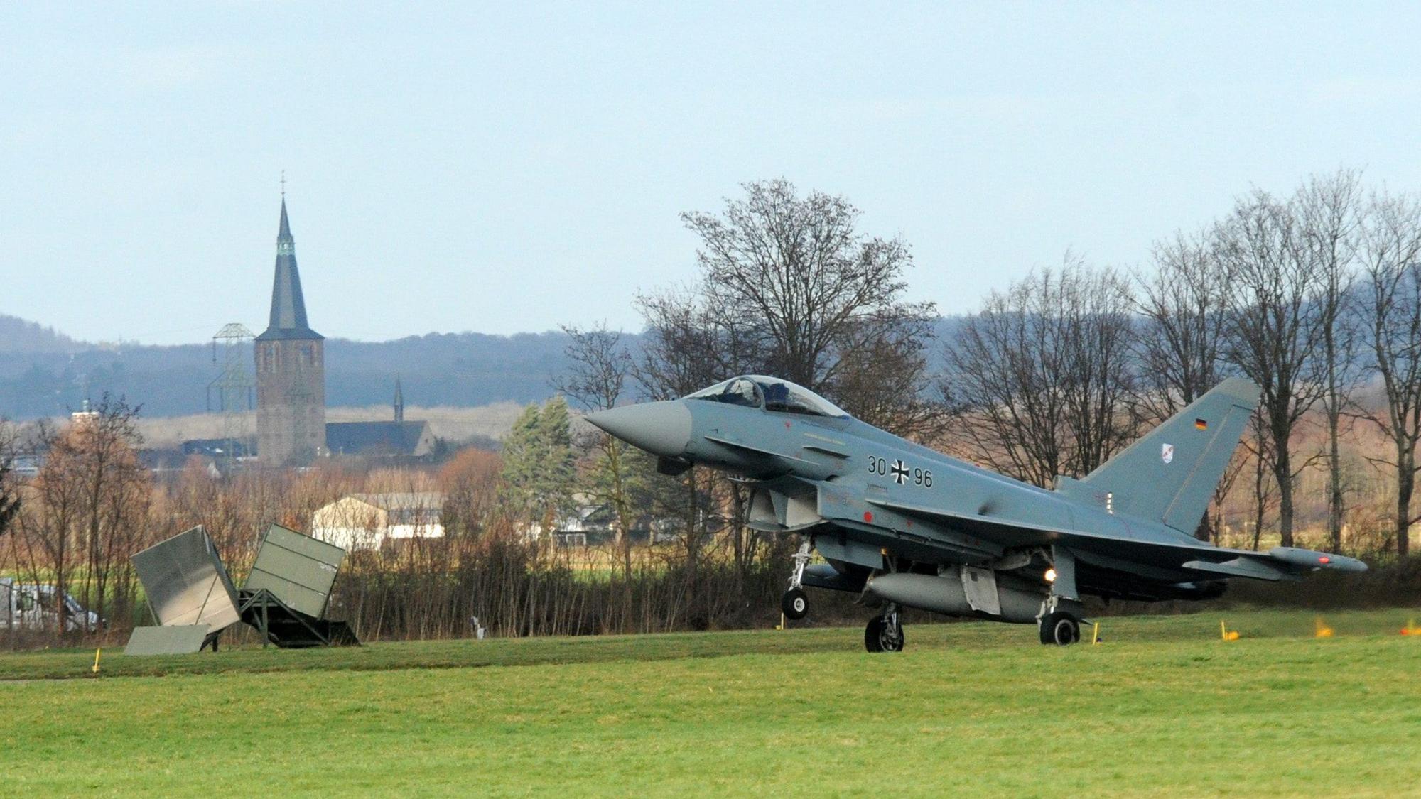 Ein Jet startet auf dem Fliegerhorst Nörvenich.