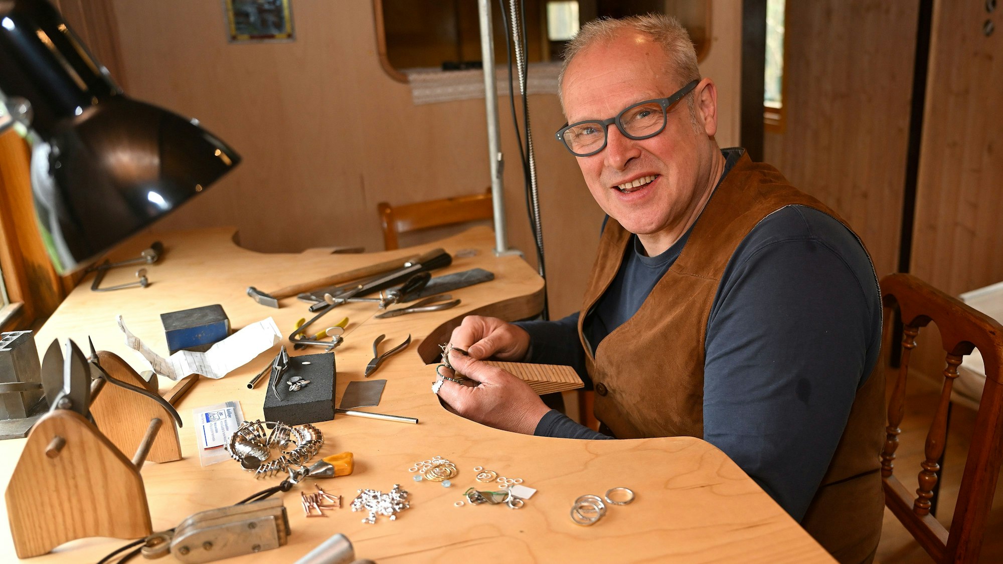 Goldschmied Ulrich Hegener am Arbeitstisch.