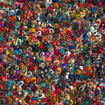 Indien, Prayagraj: Hinduistische Gläubige hören einem religiösen Führer am Sangam, dem Zusammenfluss von Ganges, Yamuna und dem mythischen Fluss Saraswati, während der jährlichen traditionellen Messe des Magh Mela-Festes zu. Indien wird China als bevölkerungsreichstes Land der Welt ablösen.