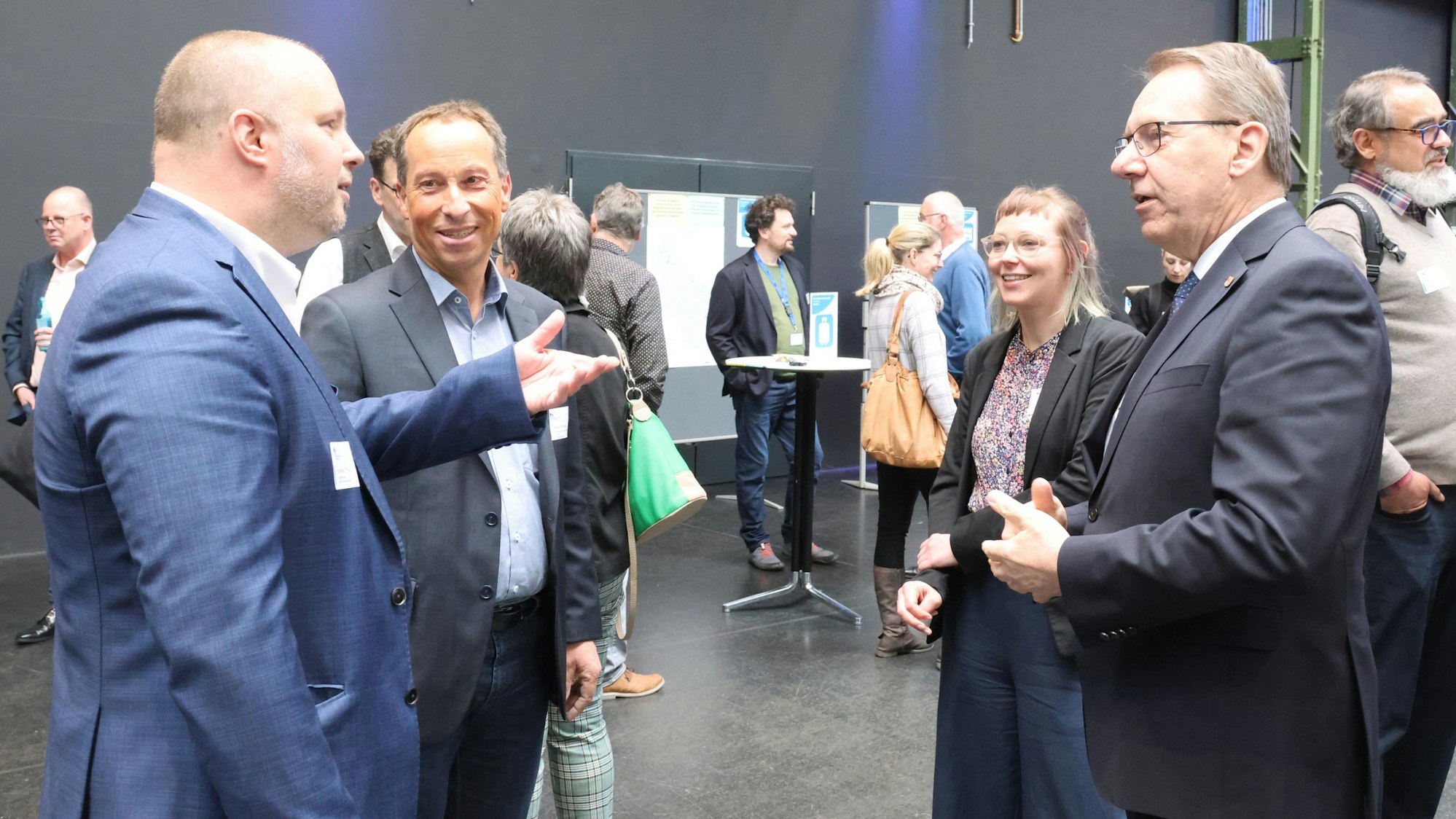 In ersten Gesprächen: Bergneustadts Bürgermeister Matthias Thul, Kreisdezernent Frank Herhaus, Saskia Petersen (Büro Baum) und Oberbergs Landrat Jochen Hagt stellten das „Kwak“ vor.