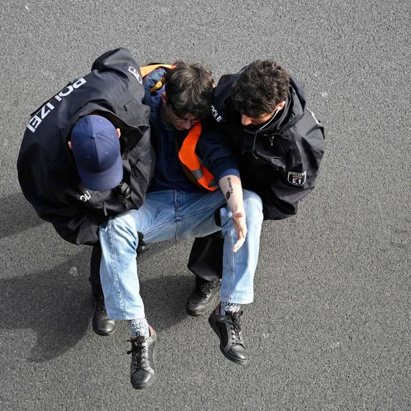 Ein Aktivist wird in Berlin von zwei Polizisten von der Fahrbahn der A100 getragen. Am Montag hat die „Letzte Generation“ nach eigenen Angaben versucht, die Hauptstadt lahmzulegen.