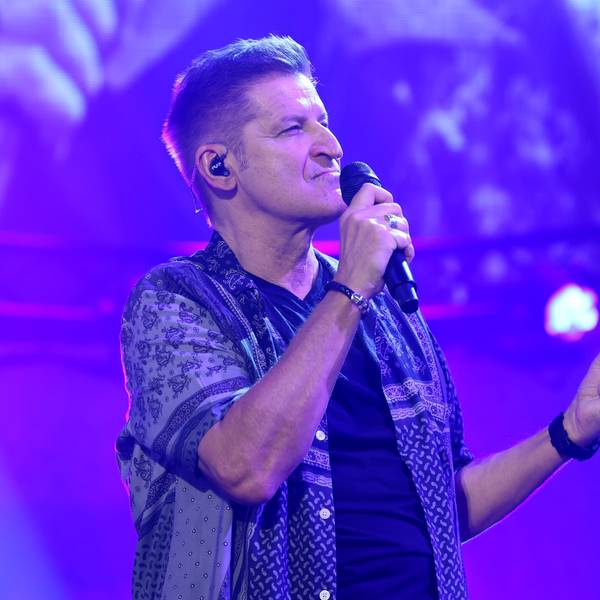 Hartmut Engler singt ins Mikrophon.