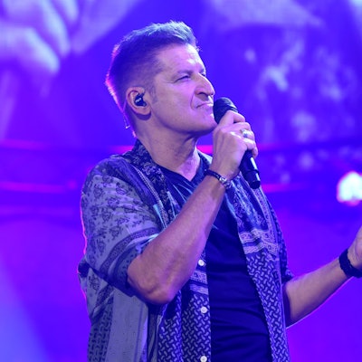 Hartmut Engler singt ins Mikrophon.