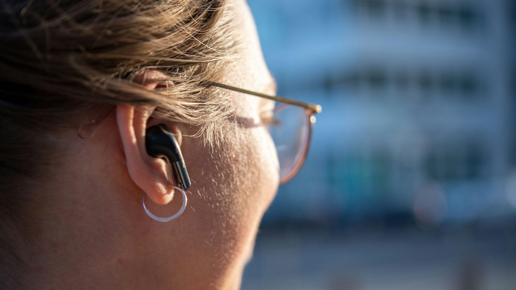 Eine Frau hat Kopfhörer in den Ohren.