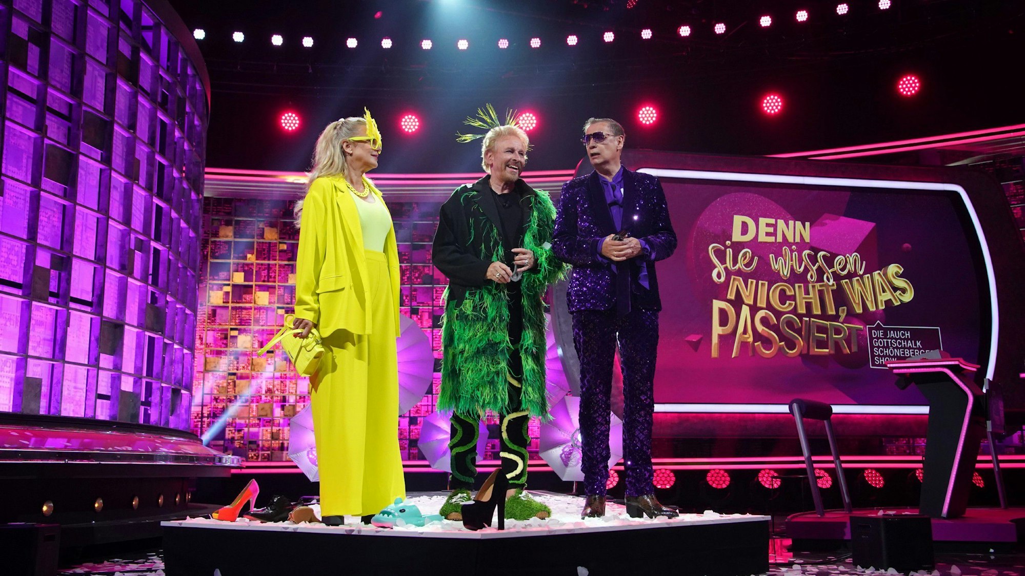 Barbara Schöneberger in knallgelb, Thomas Gottschalk in grün inklusive Federkrone und Günther Jauch in einem glitzernden Anzug mit Sonnenbrille: Die Begrüßung fiel diesmal etwas anders aus.
